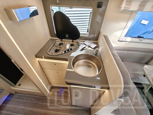 Interiér obytného vozu nobelART A-7000 Elegance - modelový rok 2025.