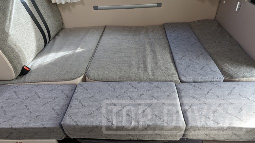 Polointegrovaný obytný vůz XGO Dynamic 22P Plus - interiér. Půjčovna a prodej obytných vozů Ústí nad Labem a Praha.