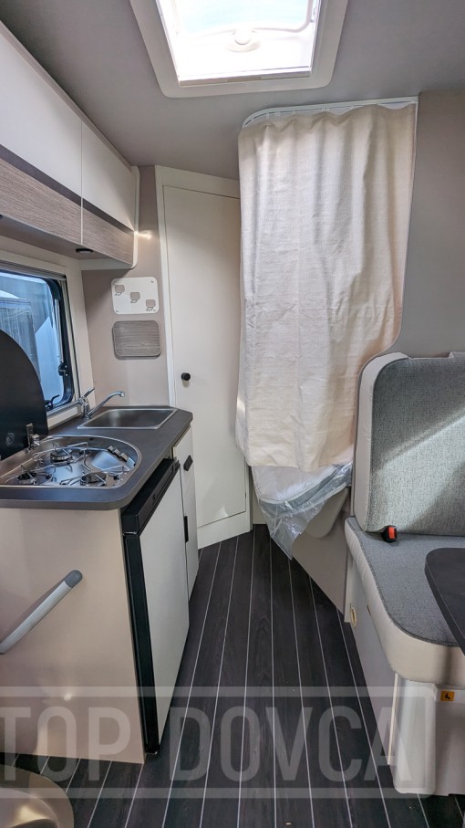 Polointegrovaný obytný vůz XGO Dynamic 22P Plus - interiér. Půjčovna a prodej obytných vozů Ústí nad Labem a Praha.