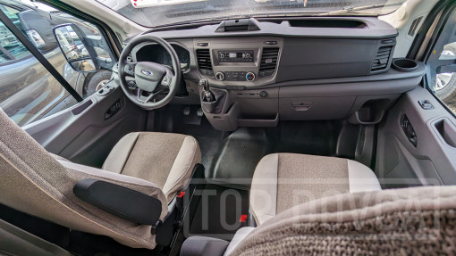 Pohled do kabiny řidiče obytného vozu Ford Transit nobelART A9000 Elegance - model 2024