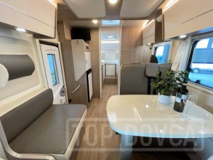 Interiér polointegrovaného vozu Fiat Ducato XGO Dynamic 95P Plus 2022